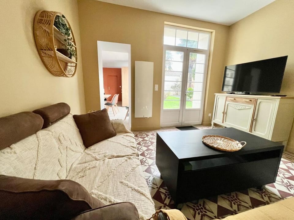 Communal lounge/ TV room, TV and multimedia, Living room, Seating area, Evening entertainment