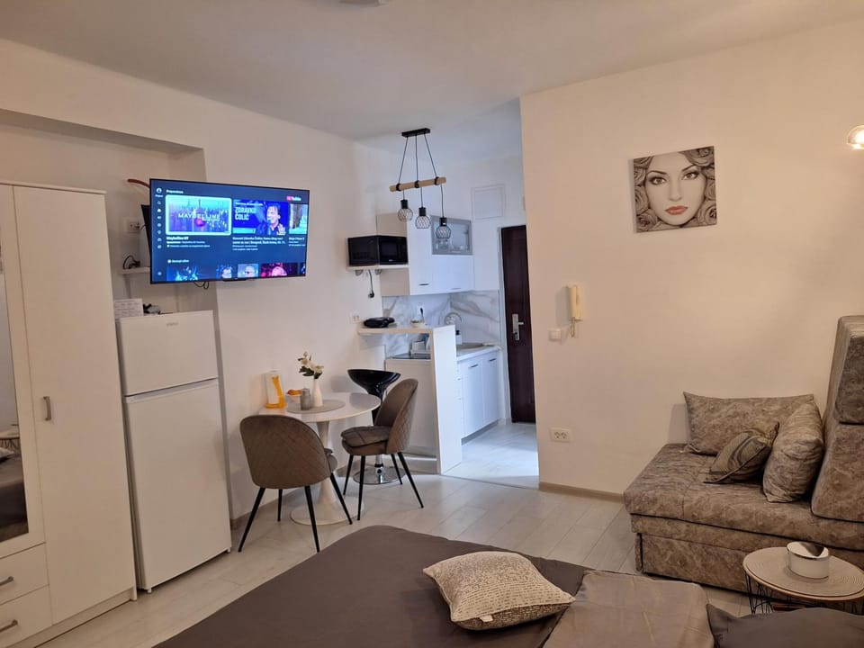 Kitchen or kitchenette, Living room, Seating area, Dining area