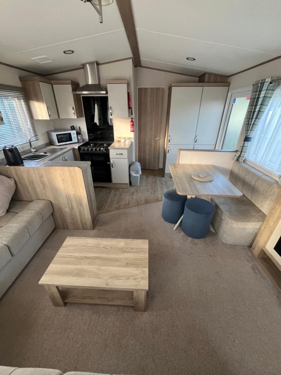 Kitchen or kitchenette, Dining area, oven, stove