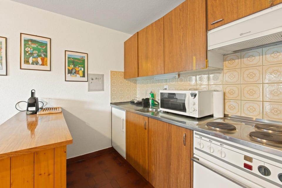 Coffee/tea facilities, oven, stove