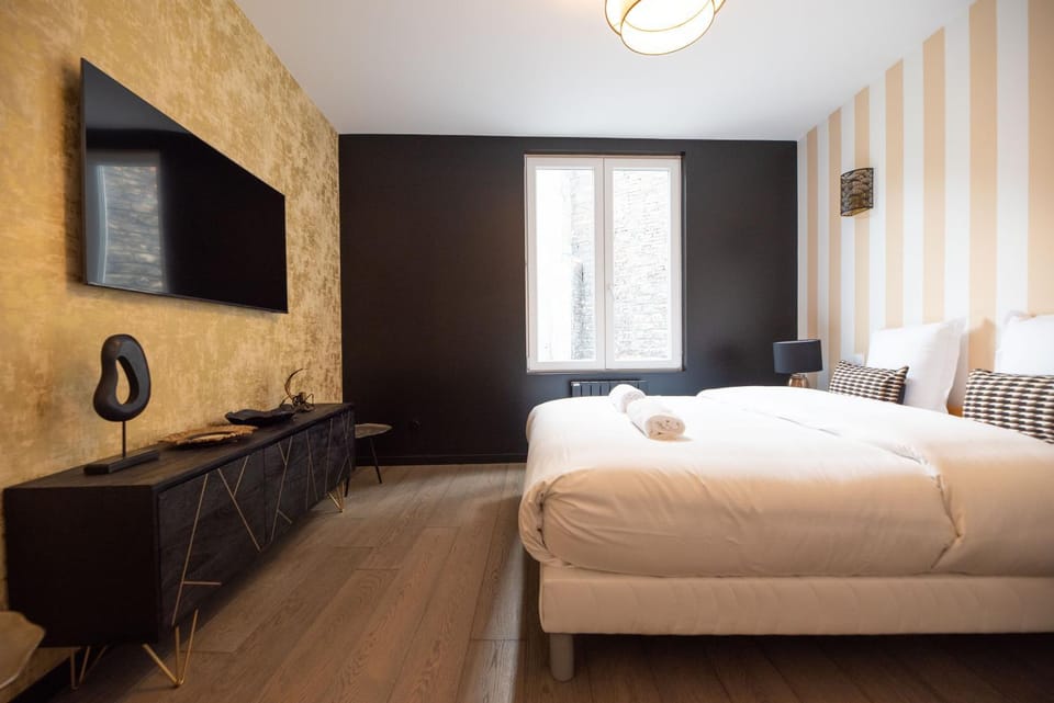 Bed, TV and multimedia, Photo of the whole room, Bedroom