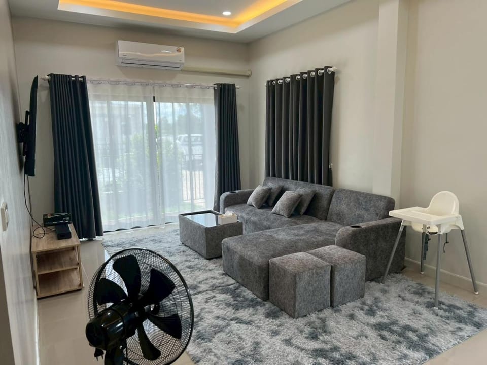 TV and multimedia, Living room, Seating area, air conditioner