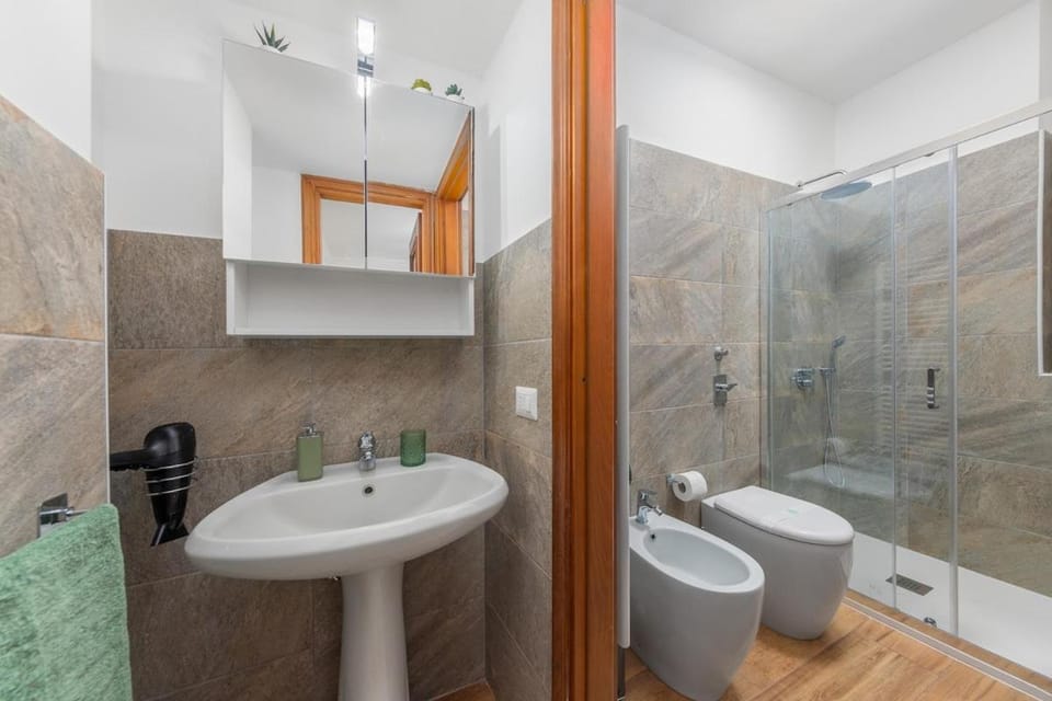 2 min to Metro - 12 min to Central Station and DUOMO - Quiet Apartment in Milan