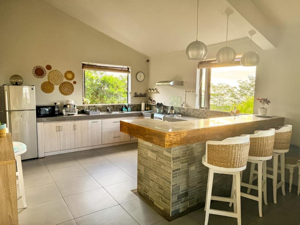 Coffee/tea facilities, Dining area, microwave, oven, stove, toaster, kitchen