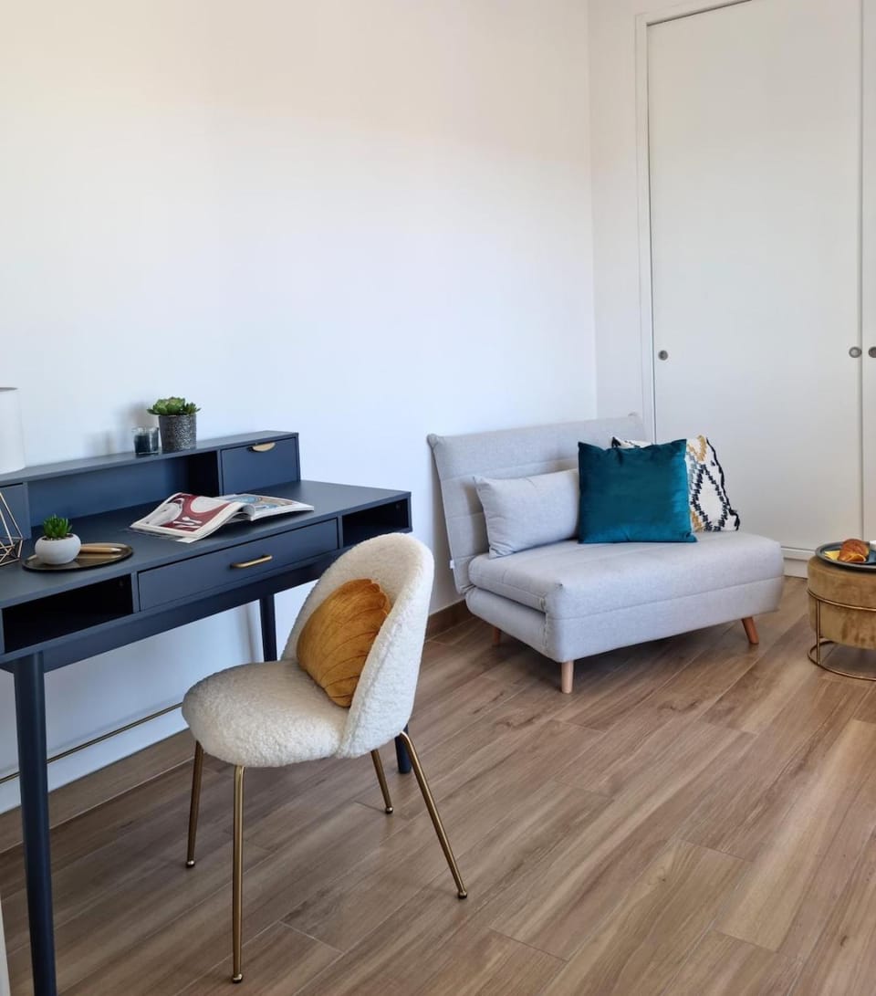 Seating area, Bedroom