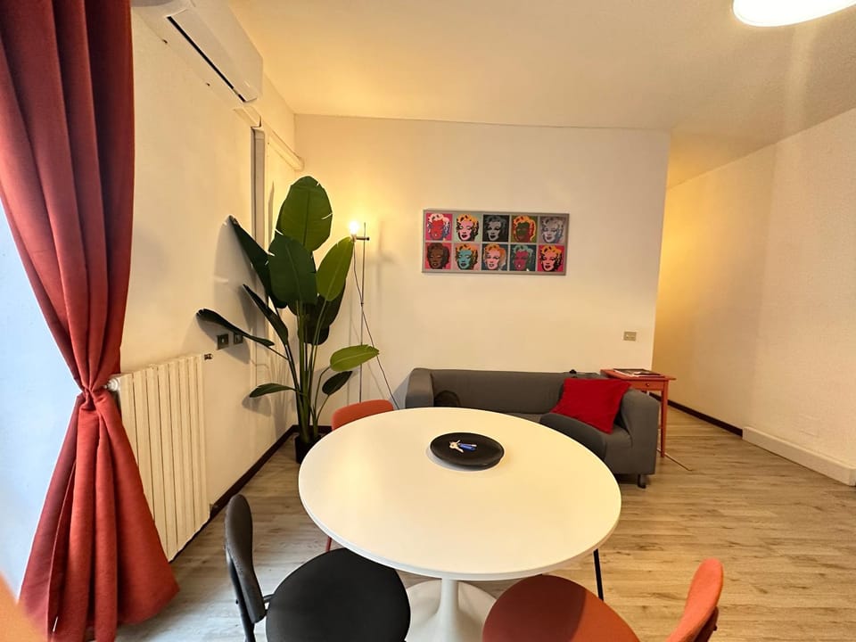 Living room, Seating area, Dining area, internet