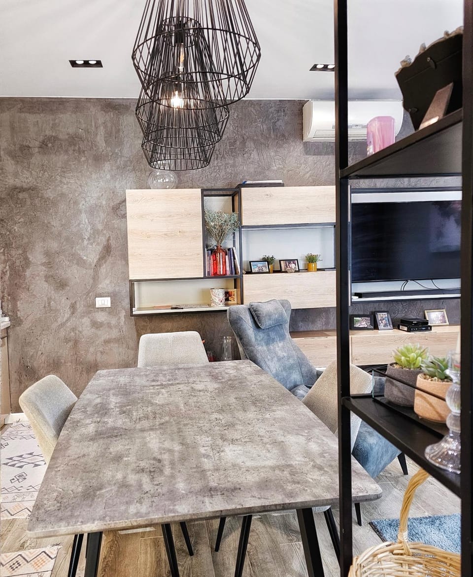 Dining area, minibar