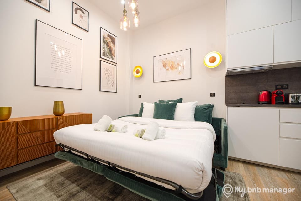 Bed, Kitchen or kitchenette