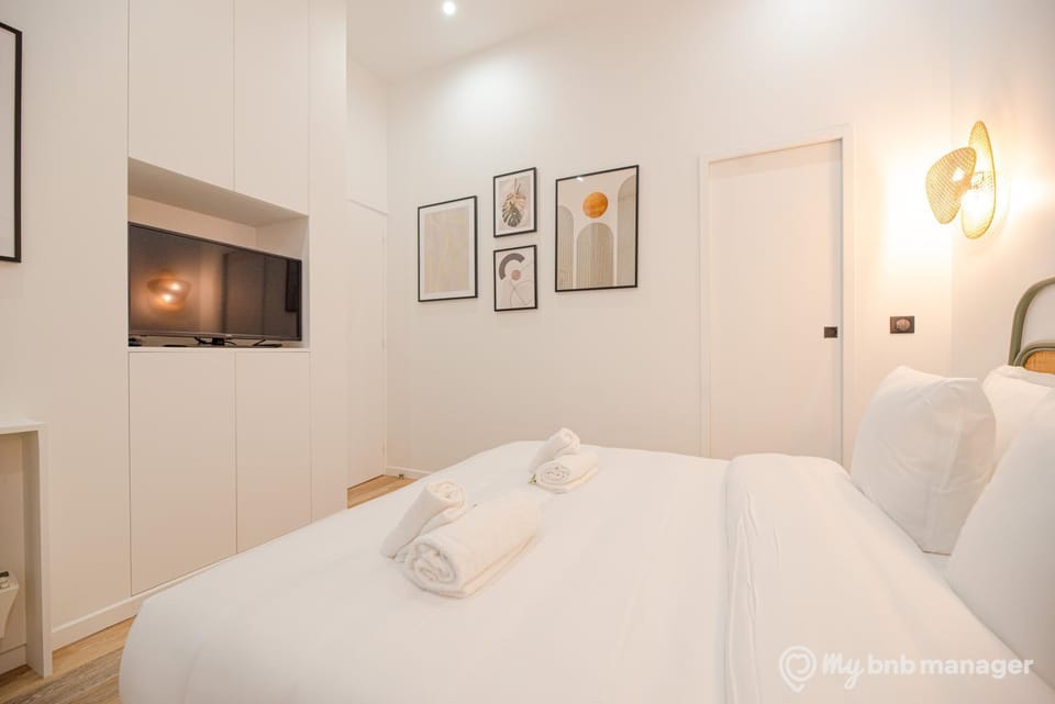 Bed, TV and multimedia, Photo of the whole room, Bedroom