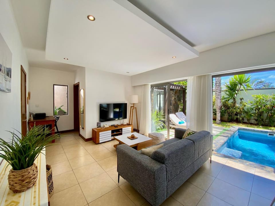 TV and multimedia, Living room, Pool view