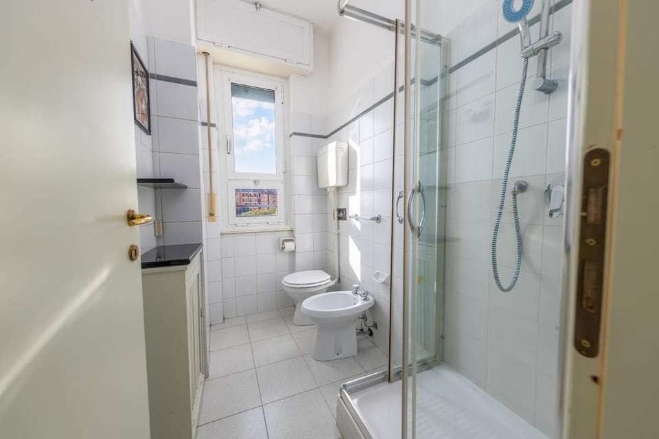Easy Parking - 5 Min to Metro - Balcony - Quiet Apartment in Milan