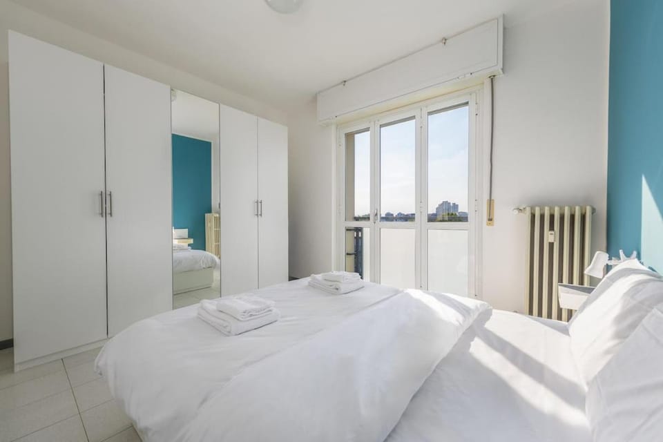 Easy Parking - 5 Min to Metro - Balcony - Quiet Apartment in Milan