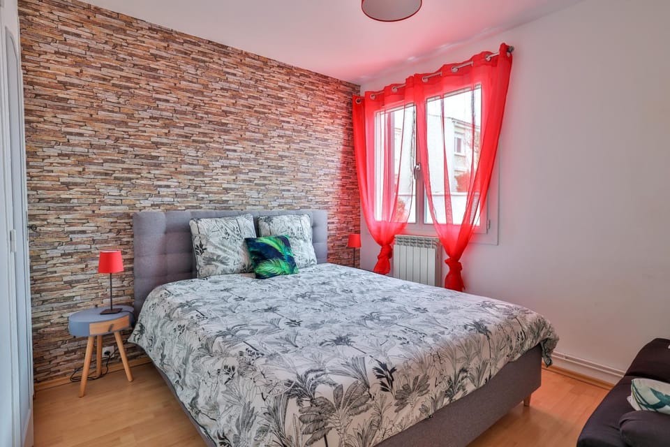 Bed, Photo of the whole room, Bedroom, storage