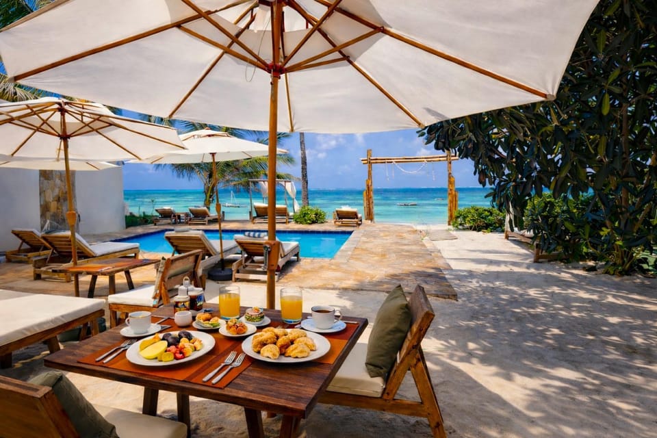 Swimming pool, Breakfast