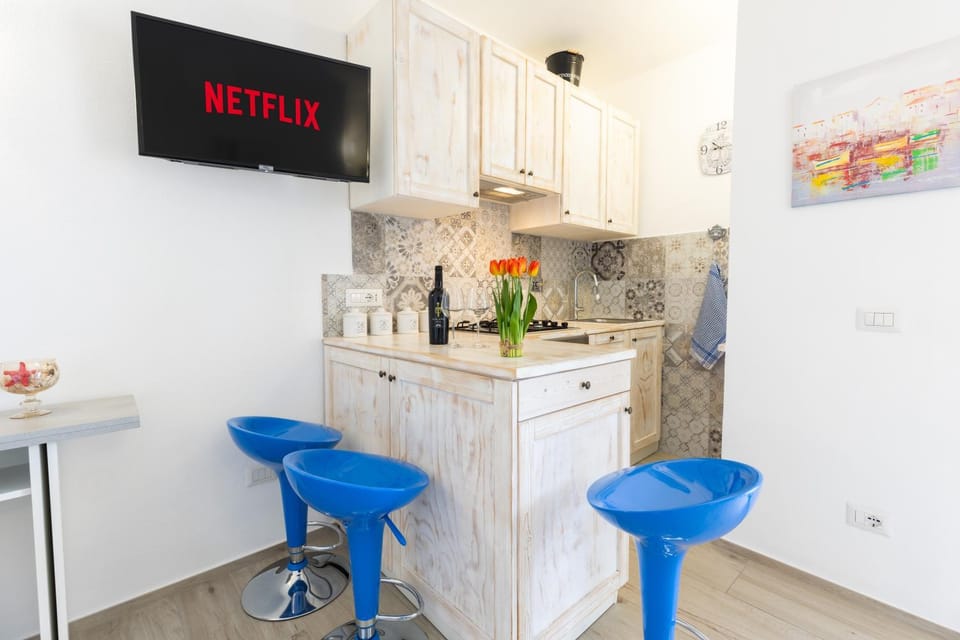 TV and multimedia, Kitchen or kitchenette, Dining area, stove