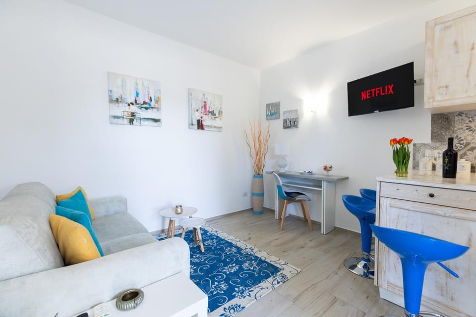 TV and multimedia, Kitchen or kitchenette, Living room, Seating area, Dining area