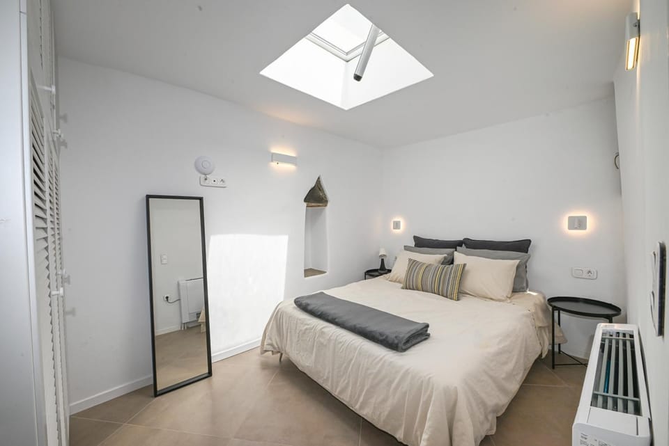 Photo of the whole room, Bedroom