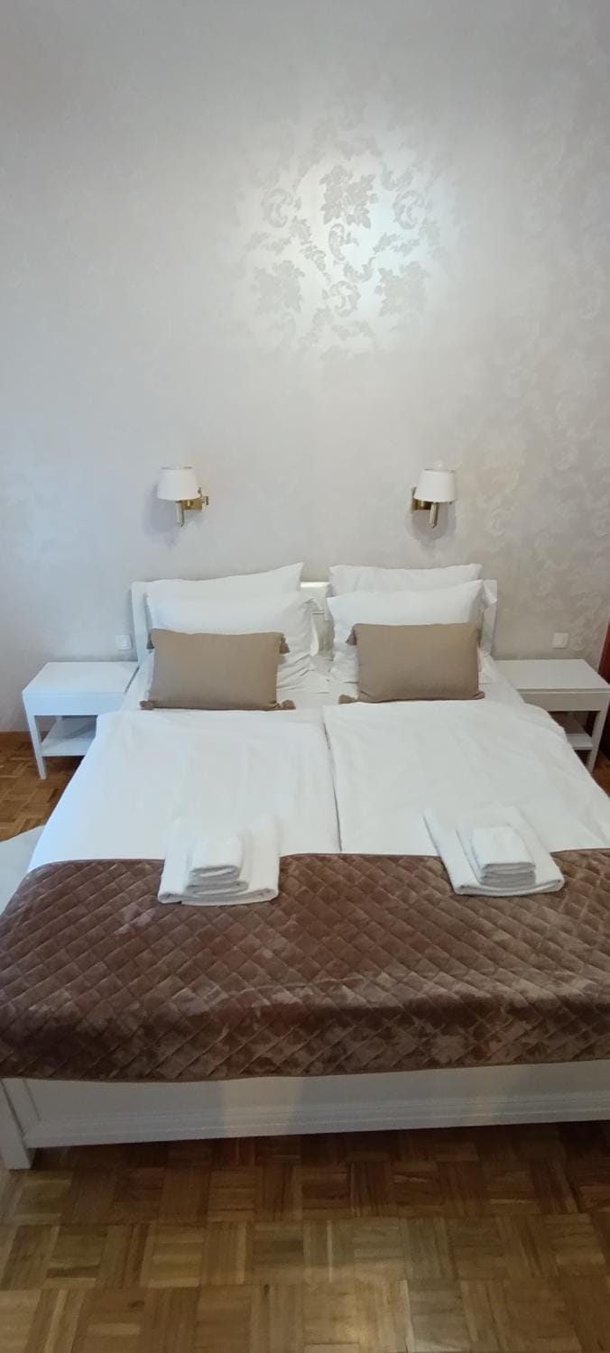 Bed, Bedroom, towels