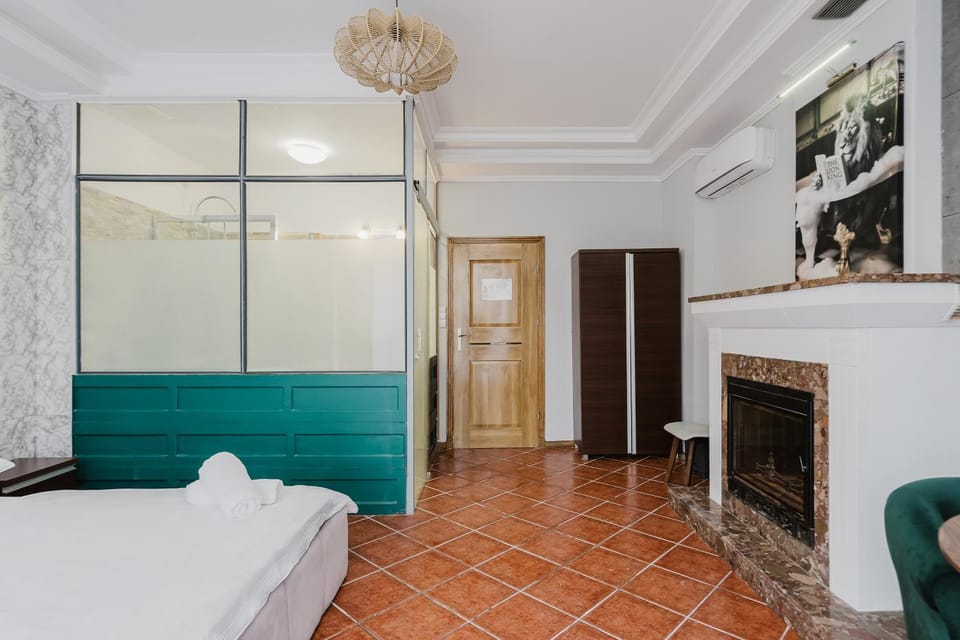 Bed, Living room, Photo of the whole room, Seating area