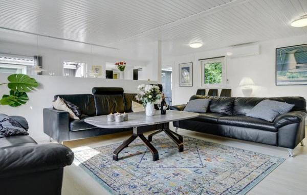 Pool activity house for 14 people House in Væggerløse