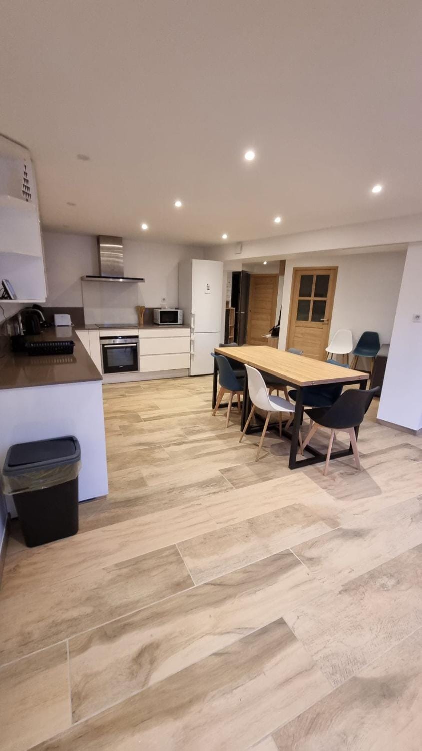Kitchen or kitchenette, Dining area