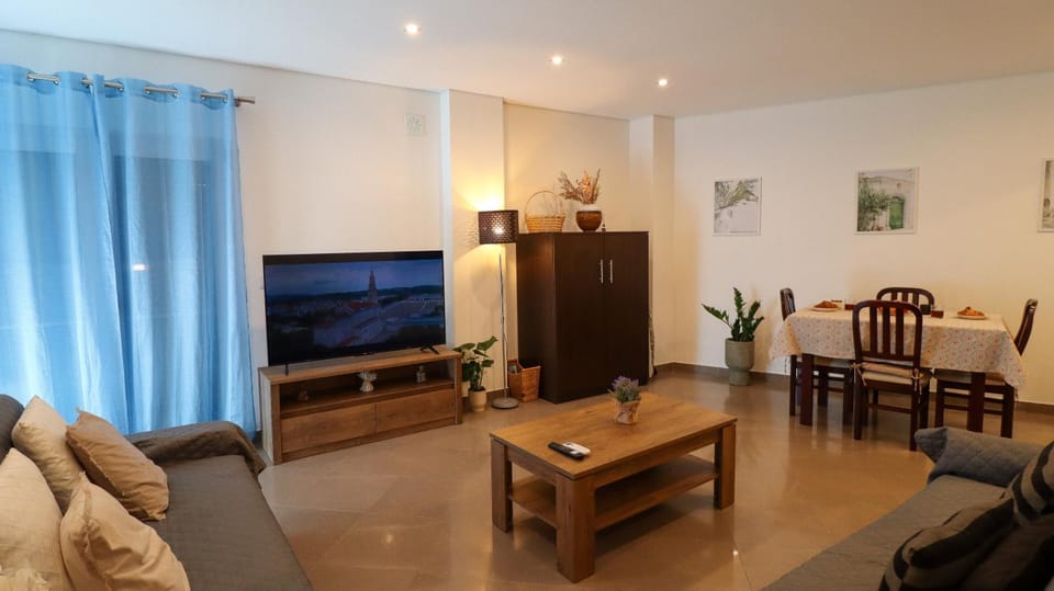 TV and multimedia, Kitchen or kitchenette, Living room, Seating area, Dining area