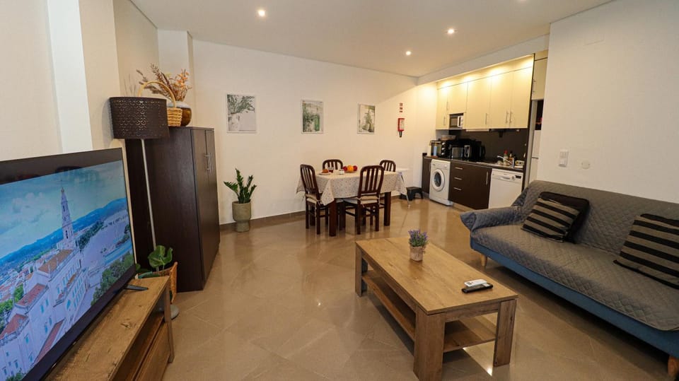 TV and multimedia, Kitchen or kitchenette, Living room, Seating area, Dining area