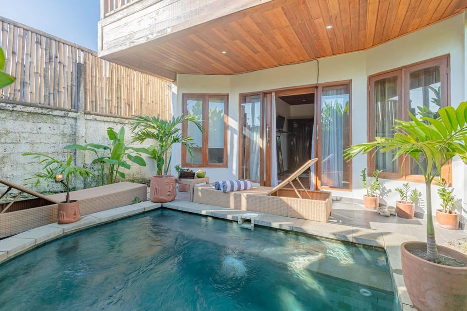 Property building, Pool view, Swimming pool, sunbed