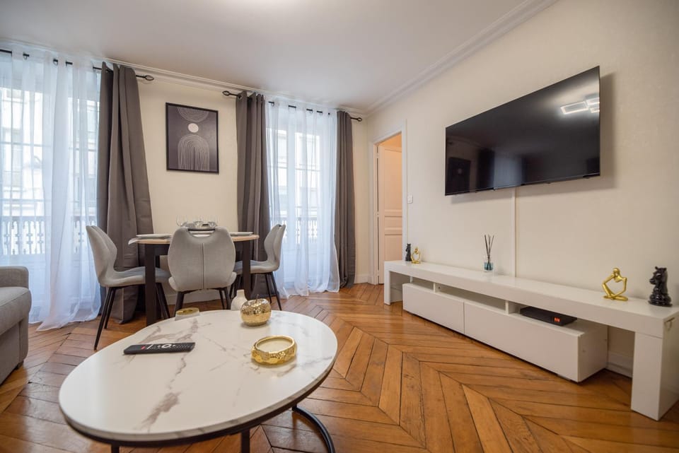 TV and multimedia, Living room, Seating area, Dining area