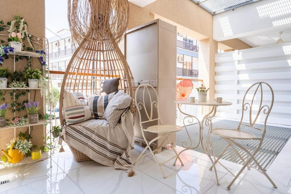 View (from property/room), Balcony/Terrace, Balcony/Terrace, Decorative detail, Seating area, Dining area
