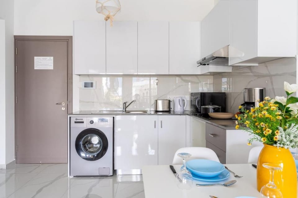 Coffee/tea facilities, Kitchen or kitchenette, Dining area, microwave, oven, stove, toaster, washing machine