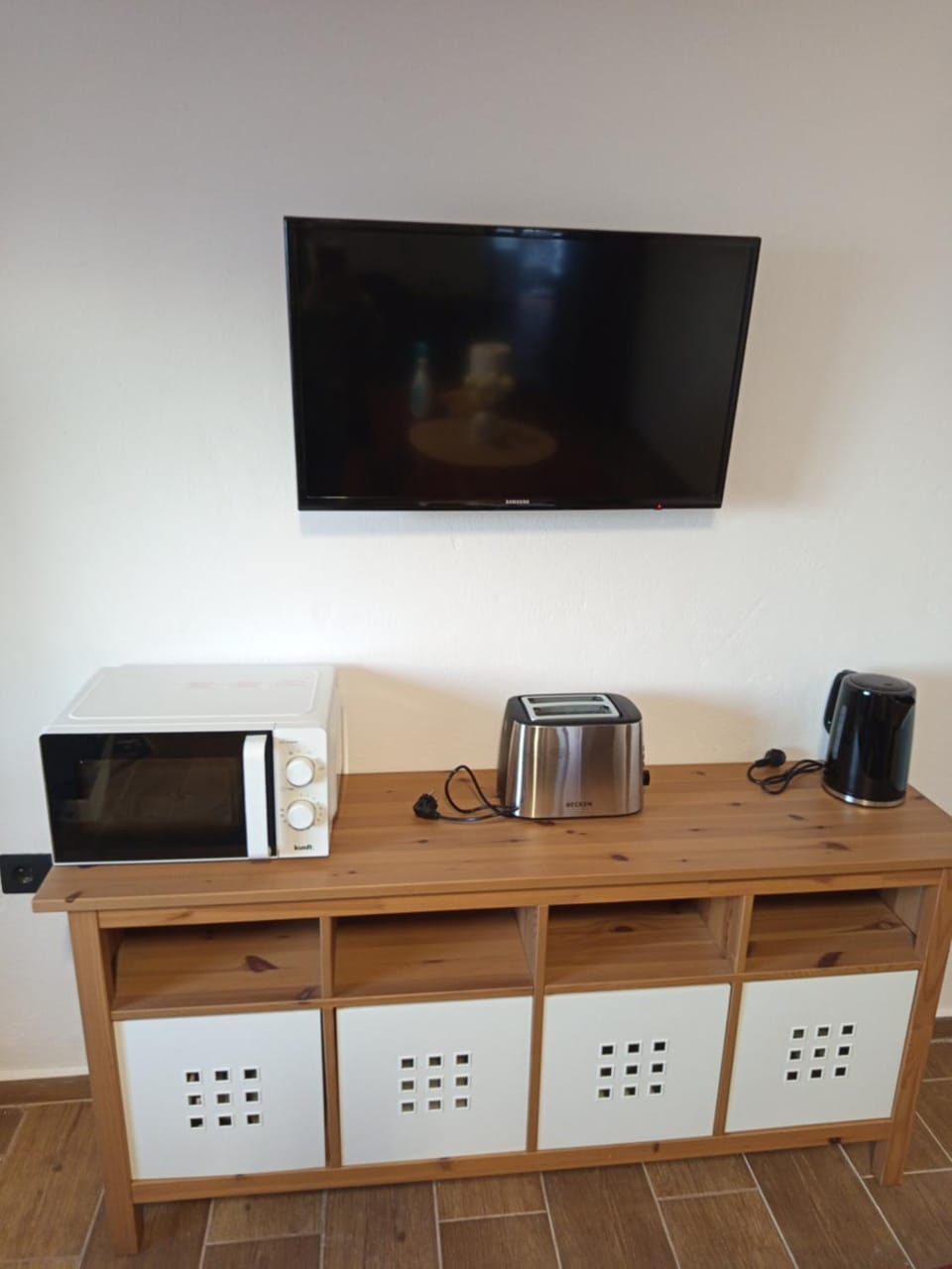 TV and multimedia, microwave, toaster