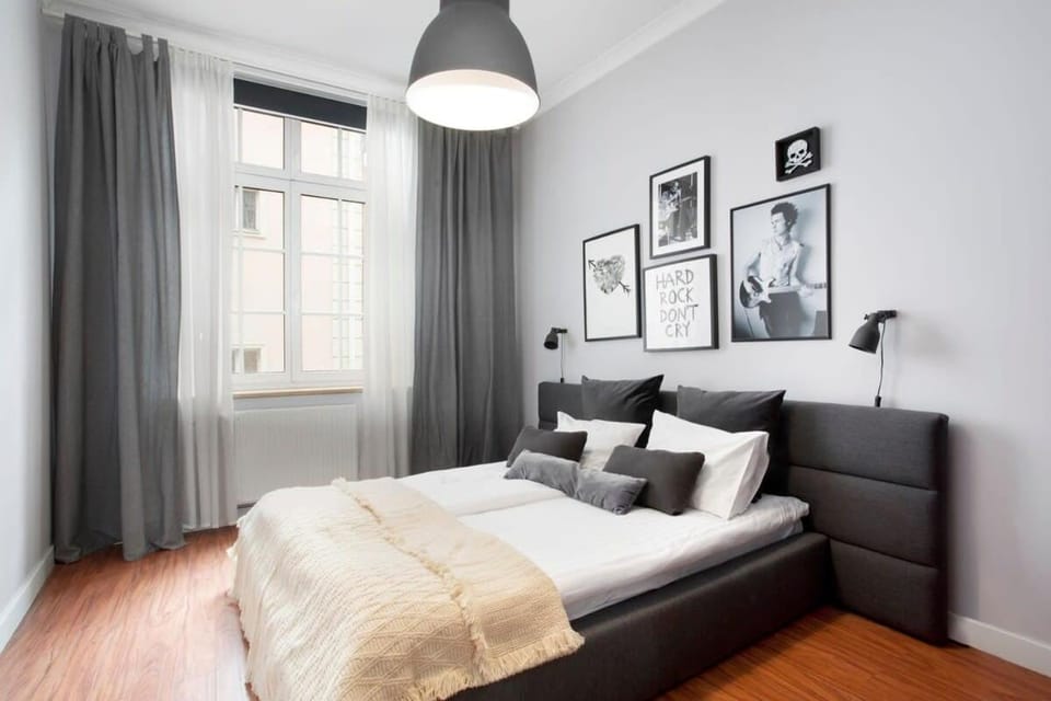 Bed, Living room, Photo of the whole room, Seating area, Bedroom