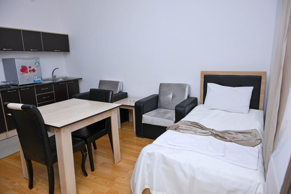 Bed, Kitchen or kitchenette, Living room, Seating area