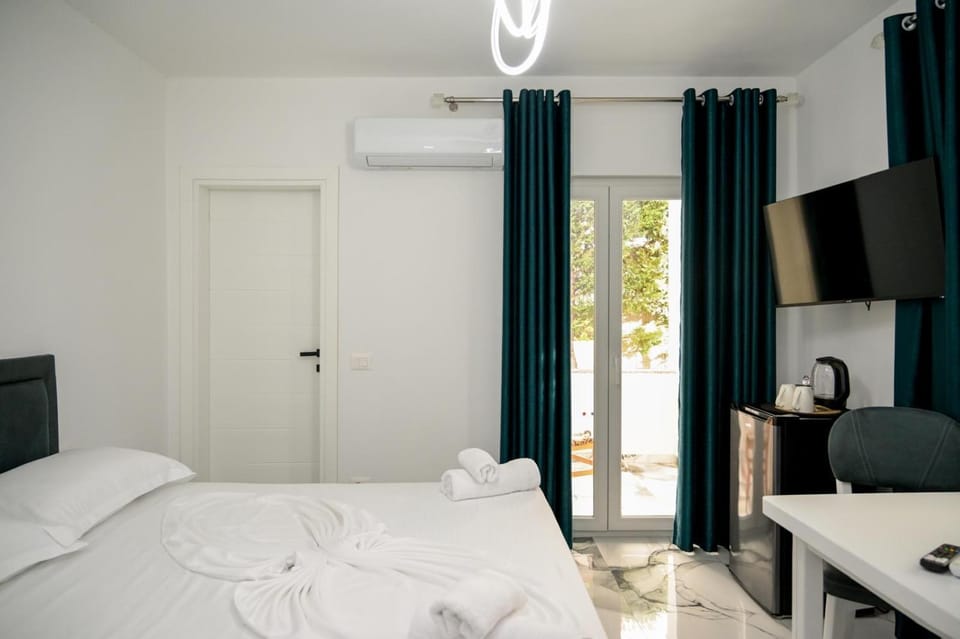 Bed, TV and multimedia, Photo of the whole room, Bedroom, towels, air conditioner