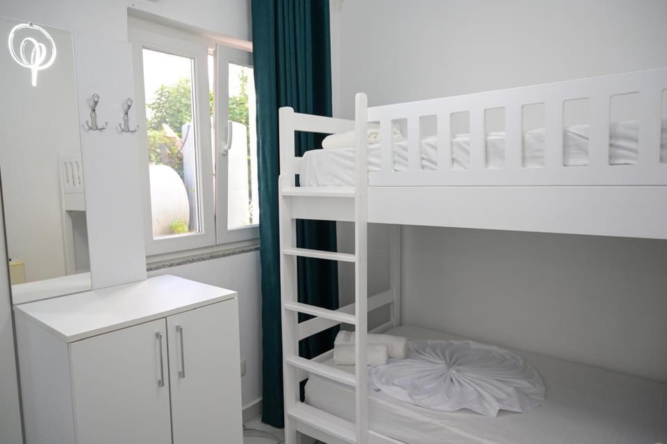 bunk bed, towels