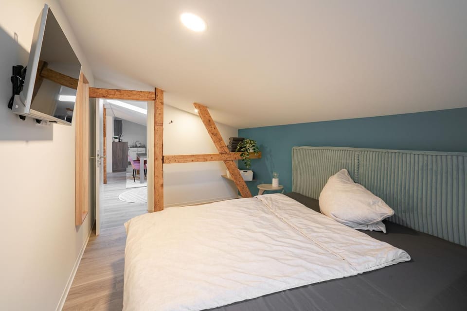 Bed, TV and multimedia, Photo of the whole room, Bedroom