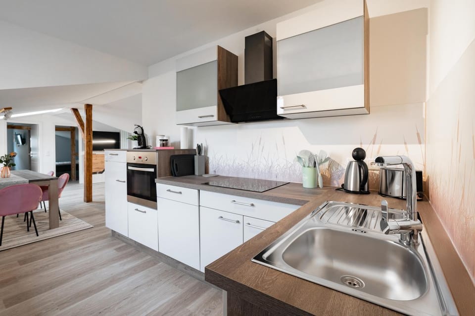 Coffee/tea facilities, Kitchen or kitchenette, dishwasher, oven, stove