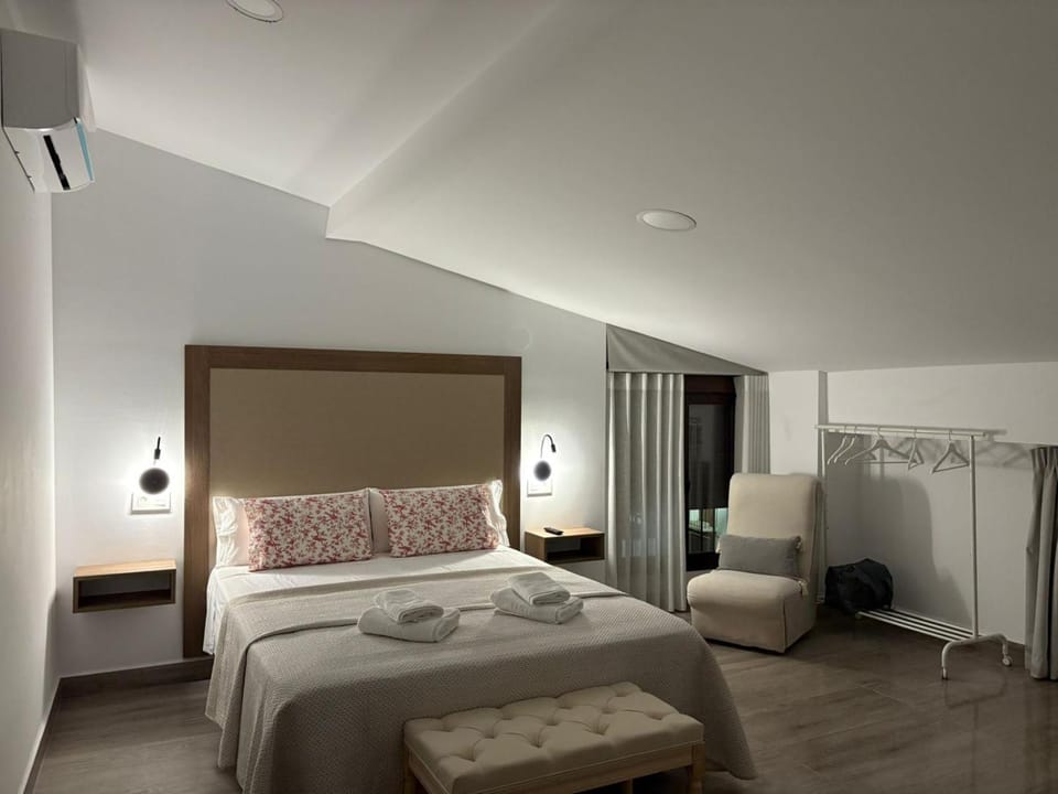 Bed, Bedroom, towels