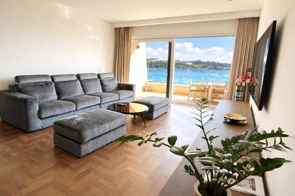 Galileo - Modern Seafront Apartment-Sliema Ferries Apartment in Sliema