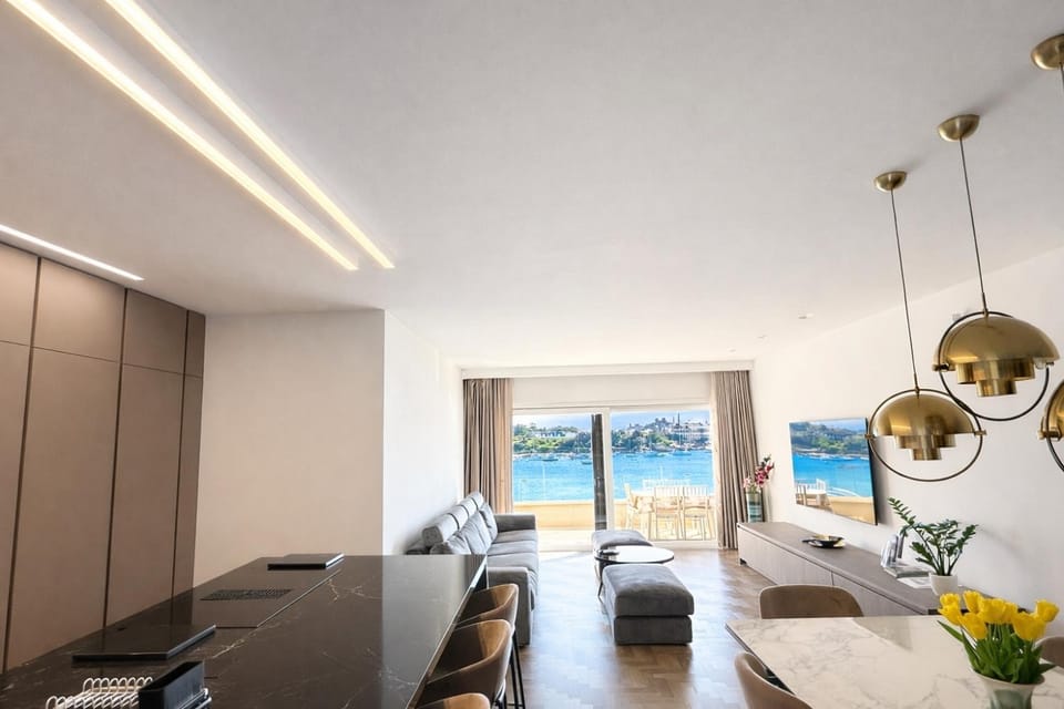 Galileo - Modern Seafront Apartment-Sliema Ferries Apartment in Sliema