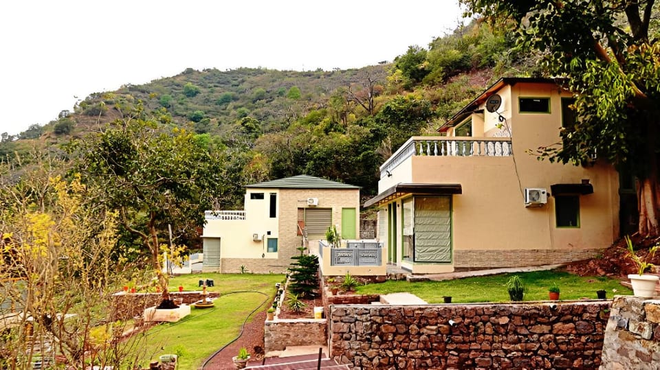 Property building, Garden, Balcony/Terrace, Mountain view
