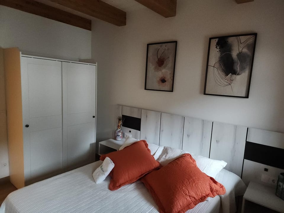 Bed, Bedroom, Pets, Swimming pool, wardrobe