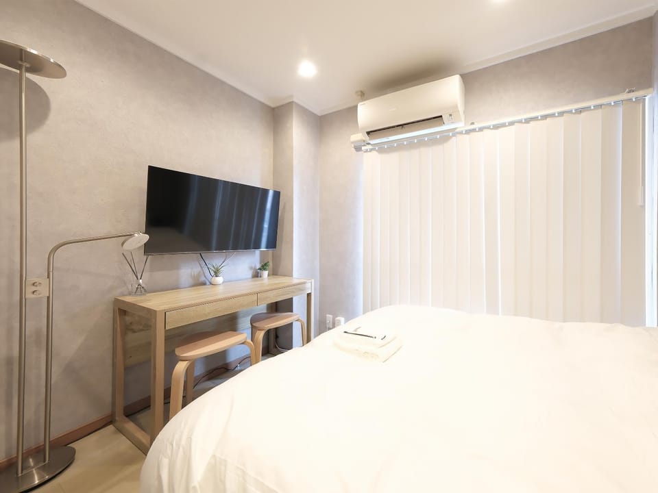 Bed, TV and multimedia, Photo of the whole room, Bedroom, air conditioner