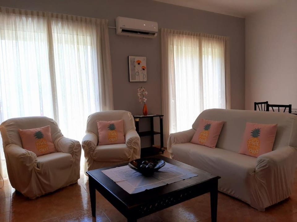 Living room, Seating area, air conditioner
