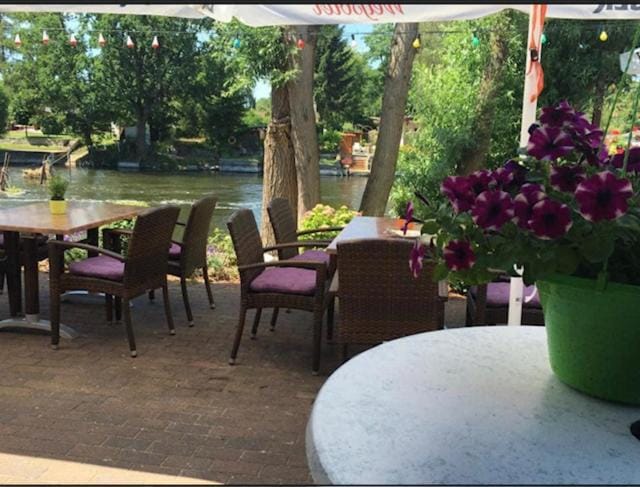 Property building, Patio, Restaurant/places to eat, Banquet/Function facilities, River view