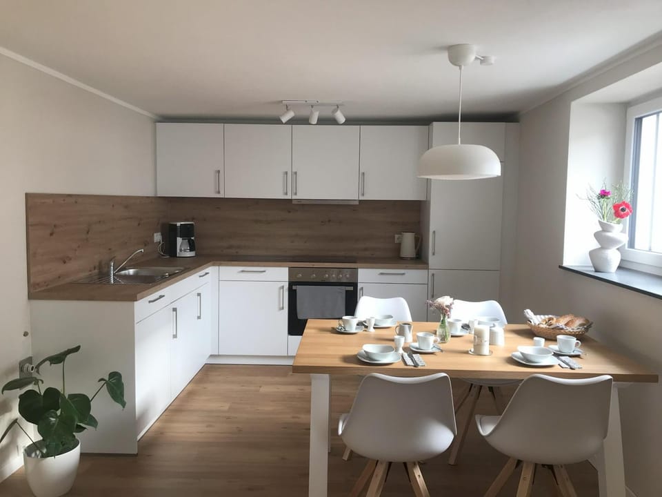 Kitchen or kitchenette, Dining area, stove