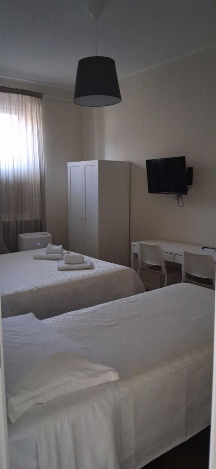Bed, TV and multimedia, Bedroom