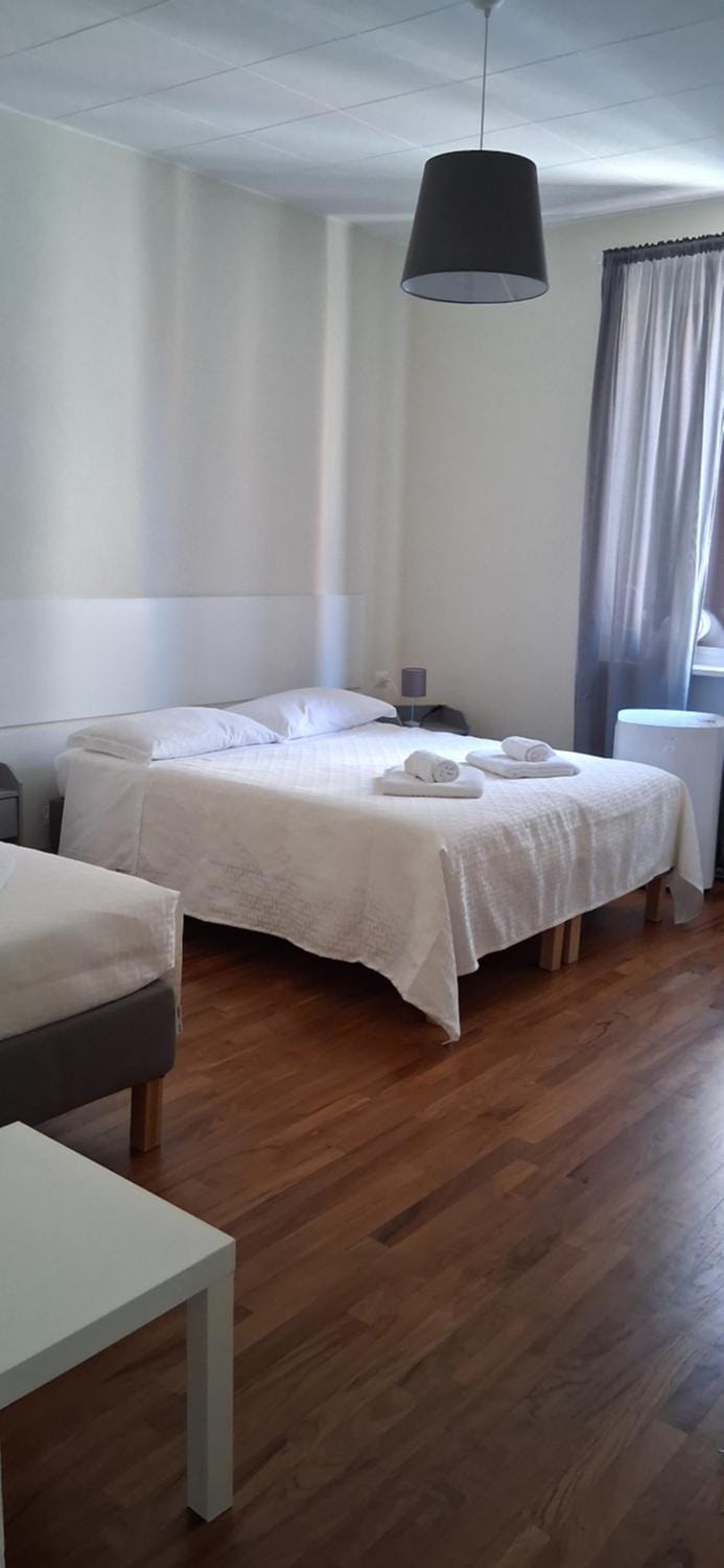 Bed, Bedroom, towels