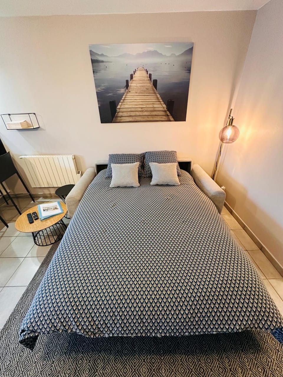Bed, Living room
